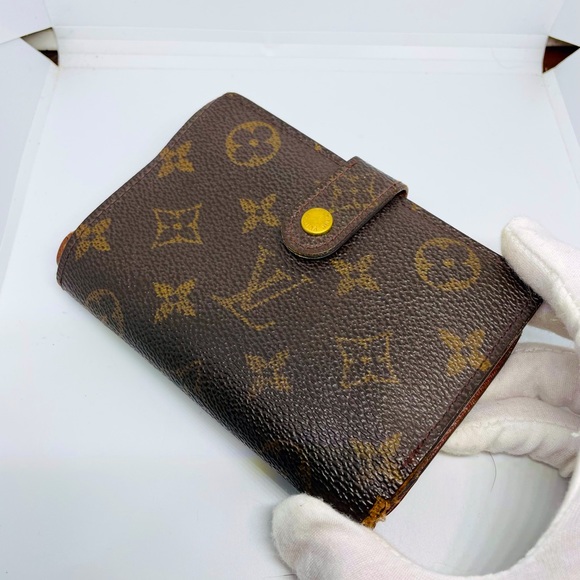 Louis Vuitton Monogram clasp wallet and Box with COA - Picture 1 of 12